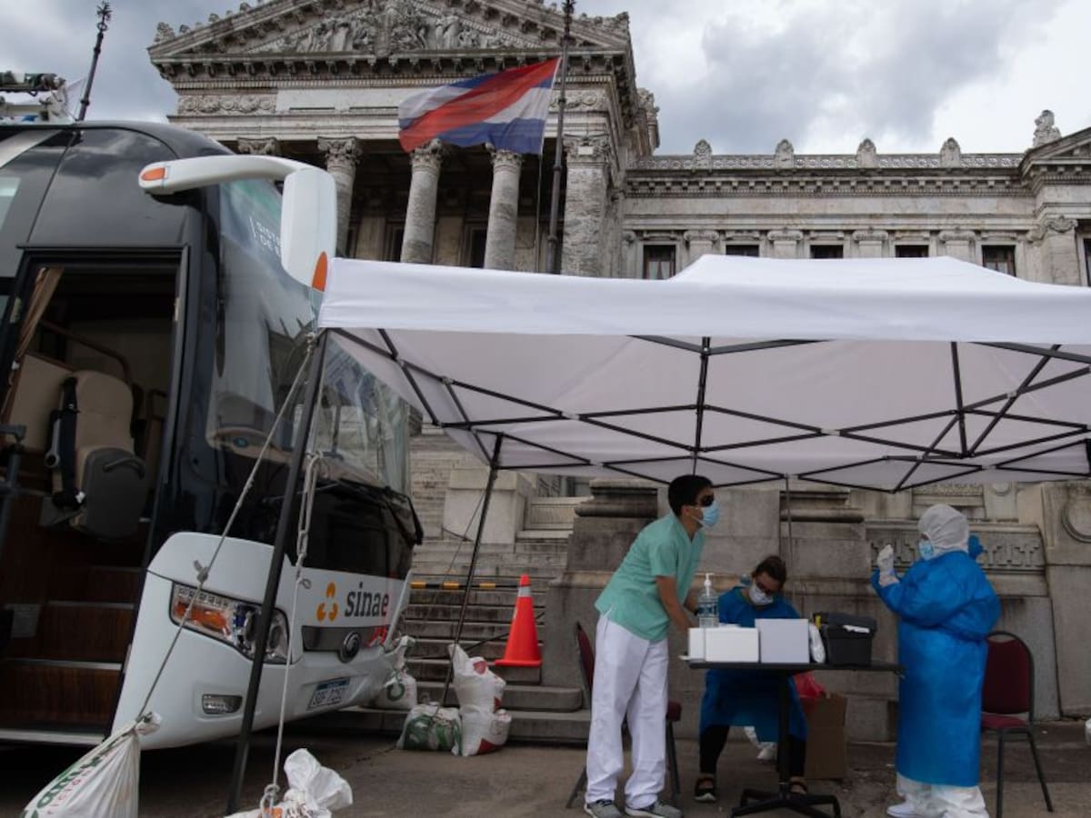 Uruguay sugiere que asistentes a fiestas hagan trabajo médico comunitario