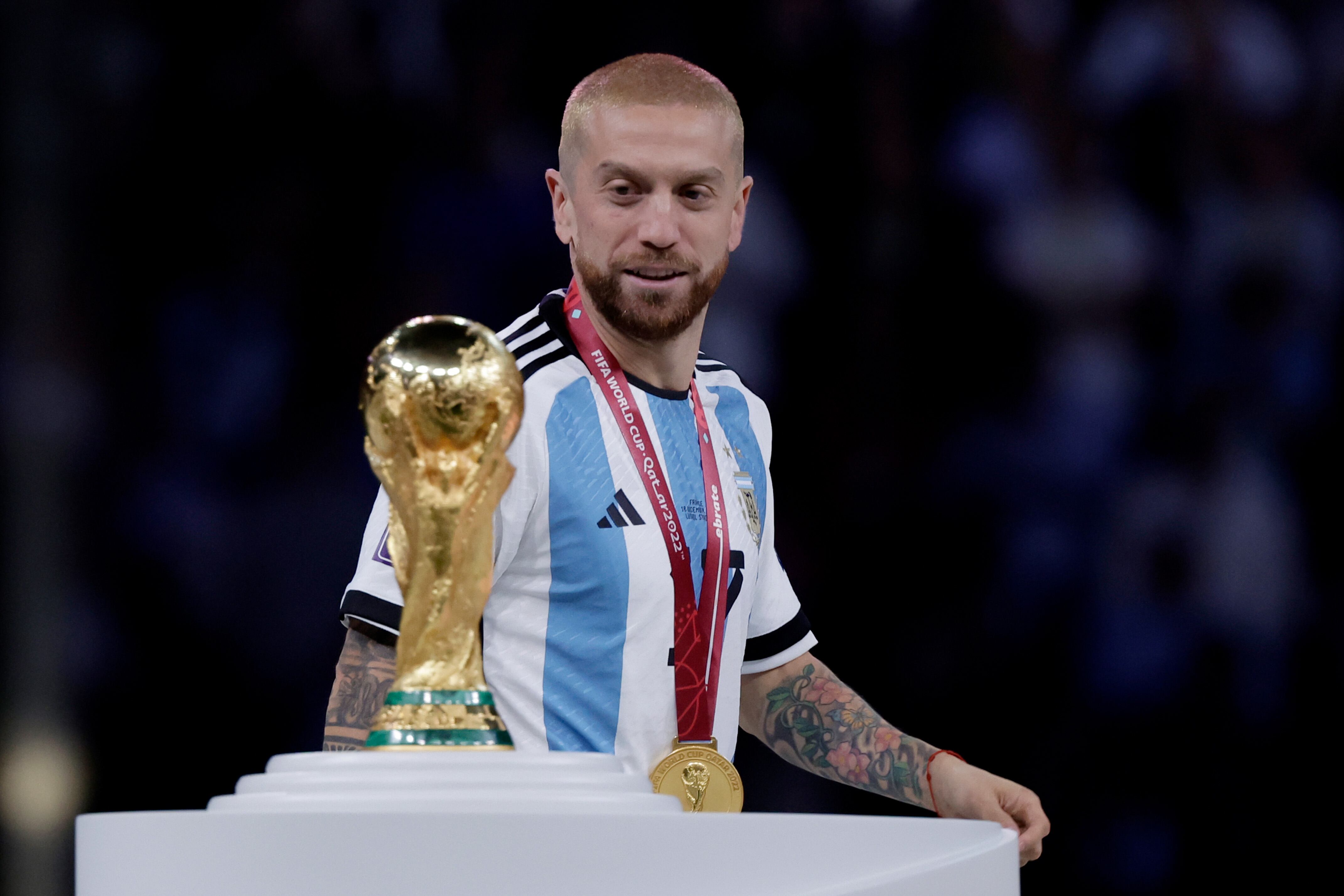 'Papu' Gomez mirando a la Copa del Mundo tras ganarla con Argentina en Qatar 2022 (Photo by Eric Verhoeven/Soccrates/Getty Images)