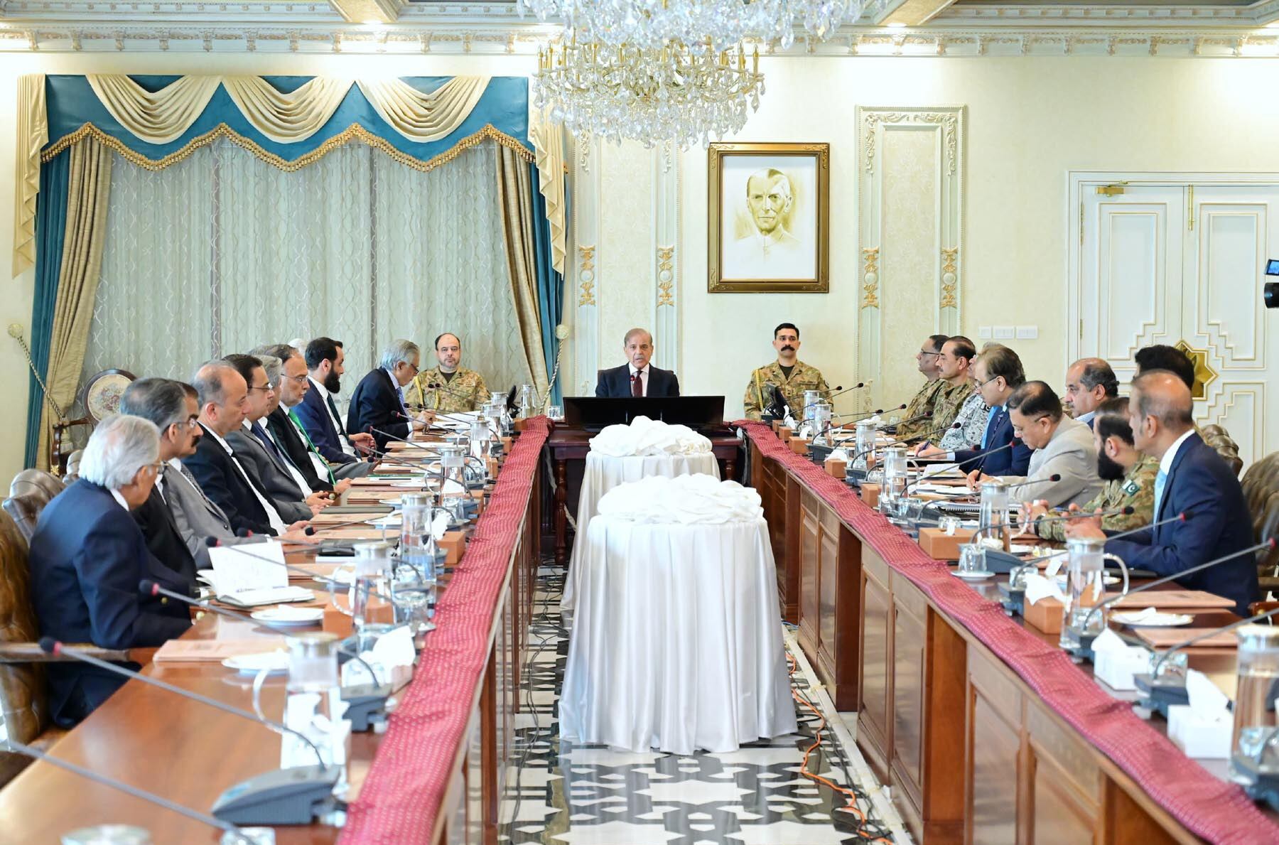 ISLAMABAD (Pakistan), 07/05/2025.- A handout photo made available by the Pakistani Press Information Department shows Prime Minister Shehbaz Sharif (C) attending a meeting of the National Security Committee after India's missile strikes, in Islamabad, Pakistan, 07 May 2025. India said it conducted military strikes on nine sites in Pakistan in retaliation for a deadly militant attack on tourists in India-administered Kashmir. EFE/EPA/PAKISTAN PRESS INFORMATION DEPARTMENT HANDOUT HANDOUT EDITORIAL USE ONLY/NO SALES