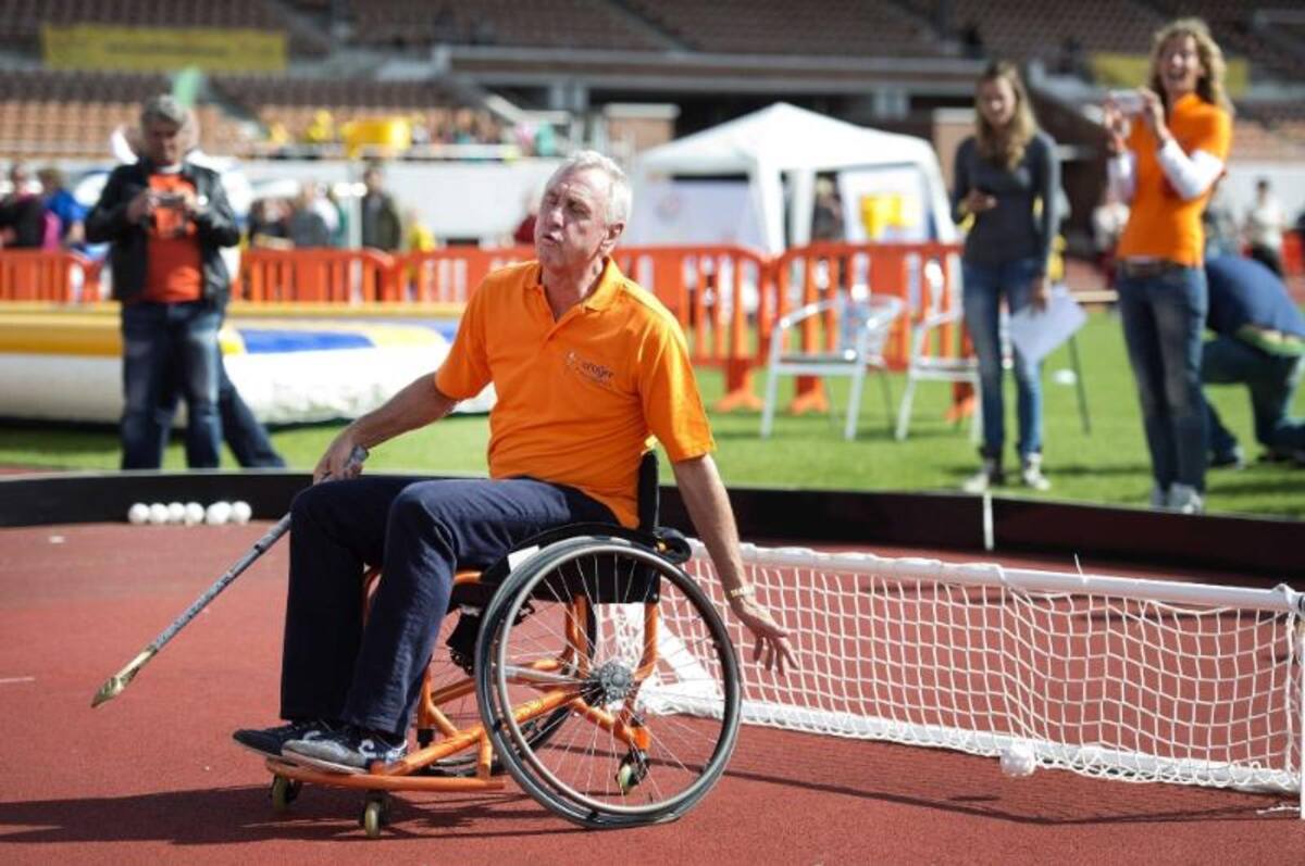 La leyenda del fútbol holandés, Johan Cruyff participa de un juego de hockey sobre pasto en silla de ruedas en el Open Day anual de su fundación en el estadio olímpico en Ámsterdam (Holanda).