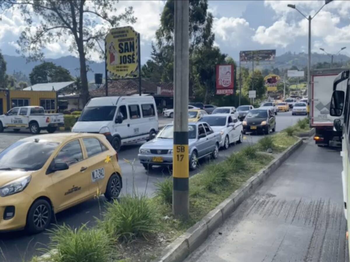 Conductores de transporte público bloquean la vía al aeropuerto de Rionegro