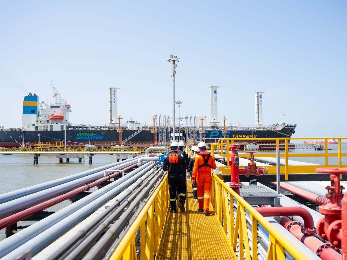 Refinería de Cartagena carga por primera vez gasolina en buque con propulsión eólica