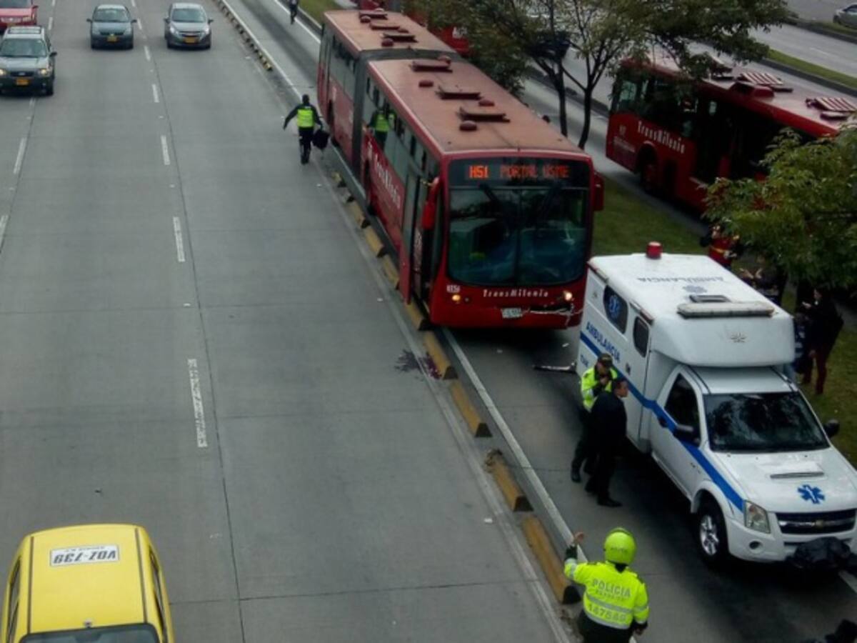 Ambulancia de Presidencia se choca con dos Transmilenios