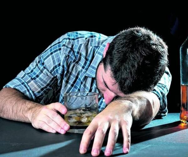 Dos mujeres habrían inducido la inconsciencia de un cliente para robarle, pero la rápida acción del propietario permitió recuperar los objetos sustraídos.