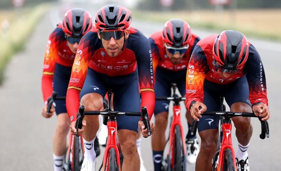 Omar Fraile (izquierda) y Egan Bernal (derecha), ciclistas del Ineos (Photo by Michael Steele/Getty Images)