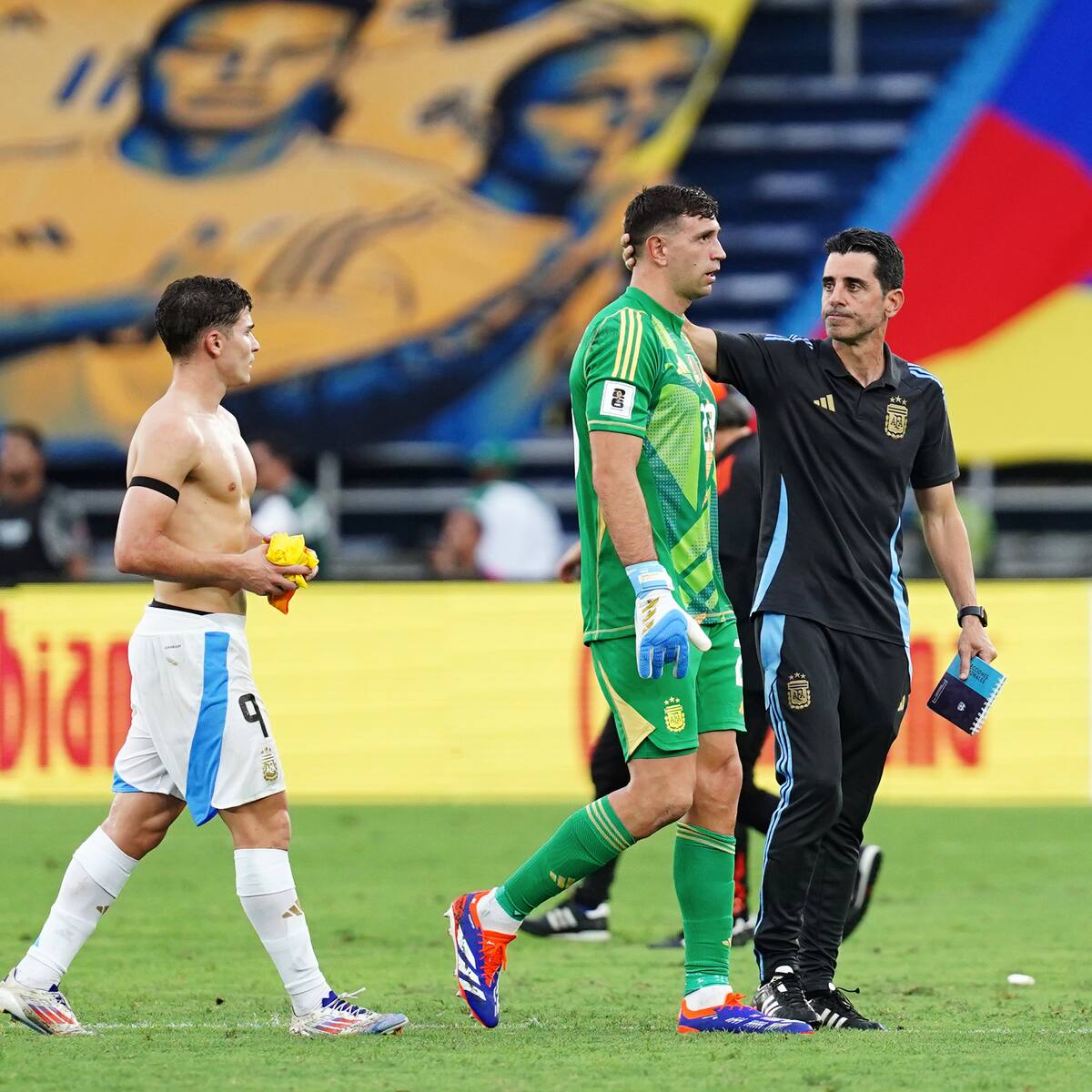 Video: El Dibu Martínez golpeó una cámara de televisión tras perder ante Colombia