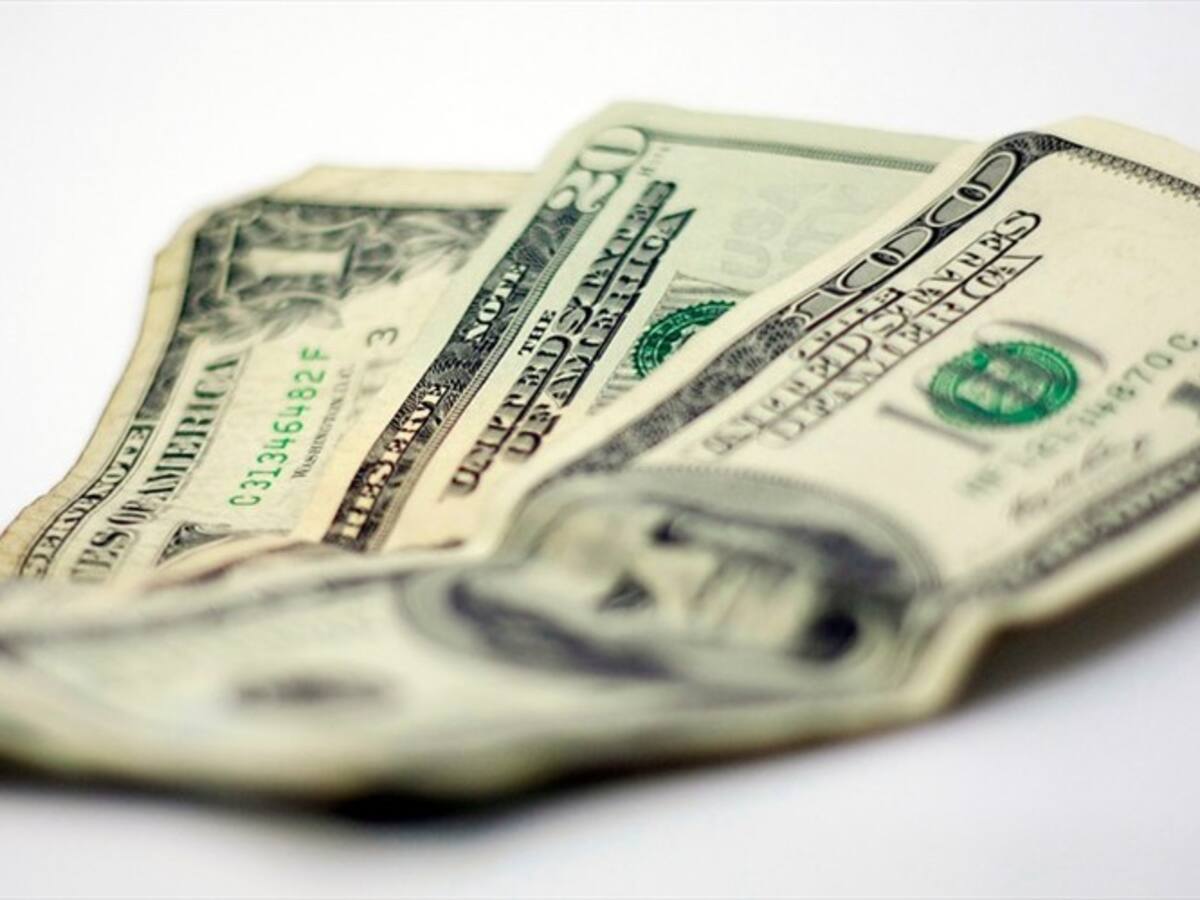 Dólar cae 90 pesos en la jornada de este viernes