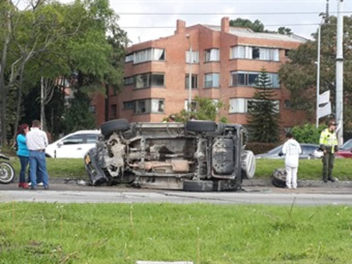 Vehículo volcado congestiona la Autopista Norte