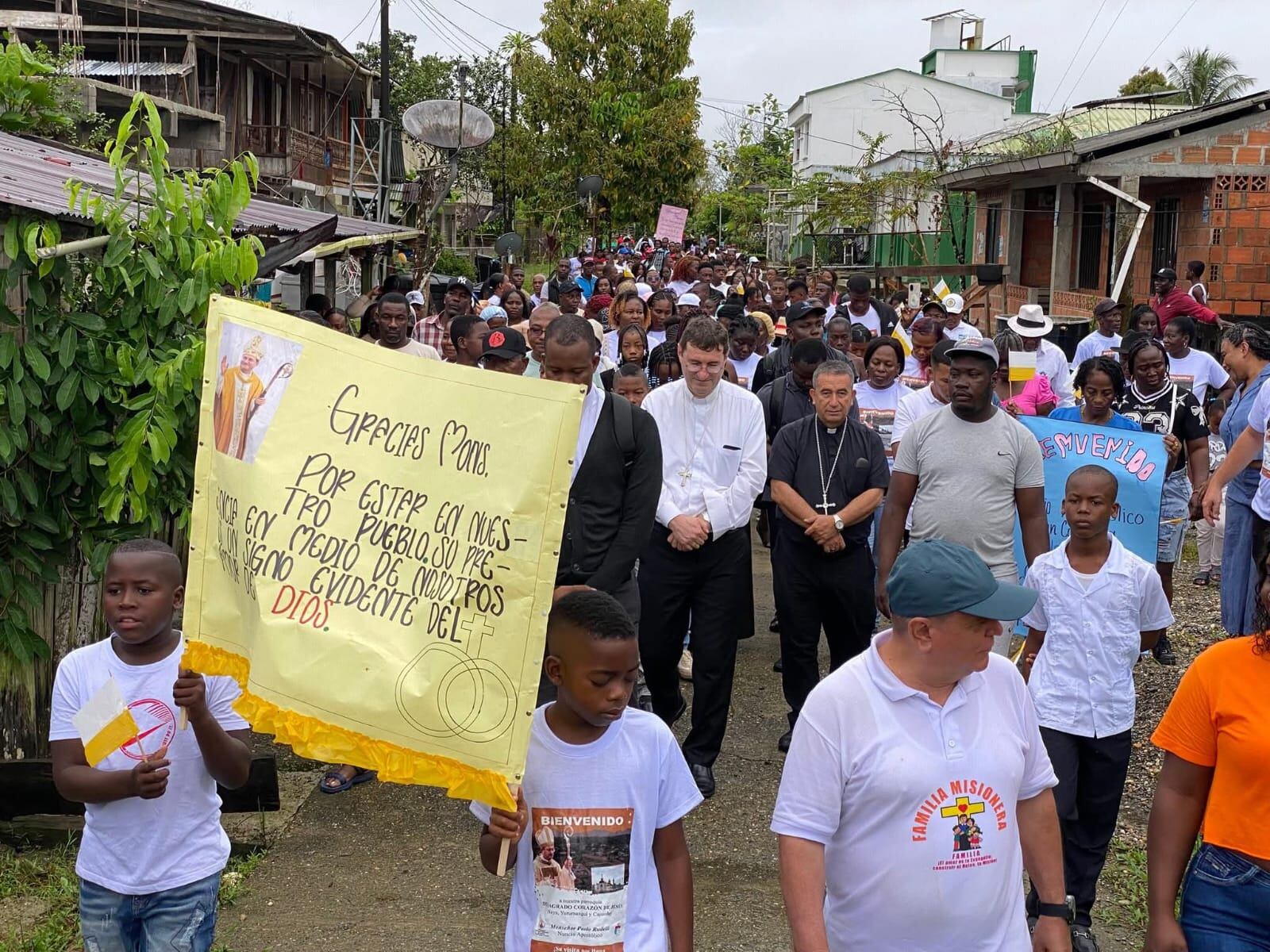 Encuentro en Puerto Merizalde, en la Comunidad Parroquial Sagrado Corazón de Jesús (Naya, Yurumanguí y Cajambre), con motivo de la histórica visita del Nuncio Apostólico, Monseñor Paolo Rudelli, representante del Papa León XIV en Colombia / foto: Diócesis de Buenaventura
