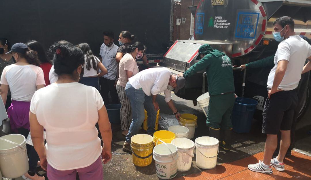 Habitantes de Kennedy se abastecen de agua.