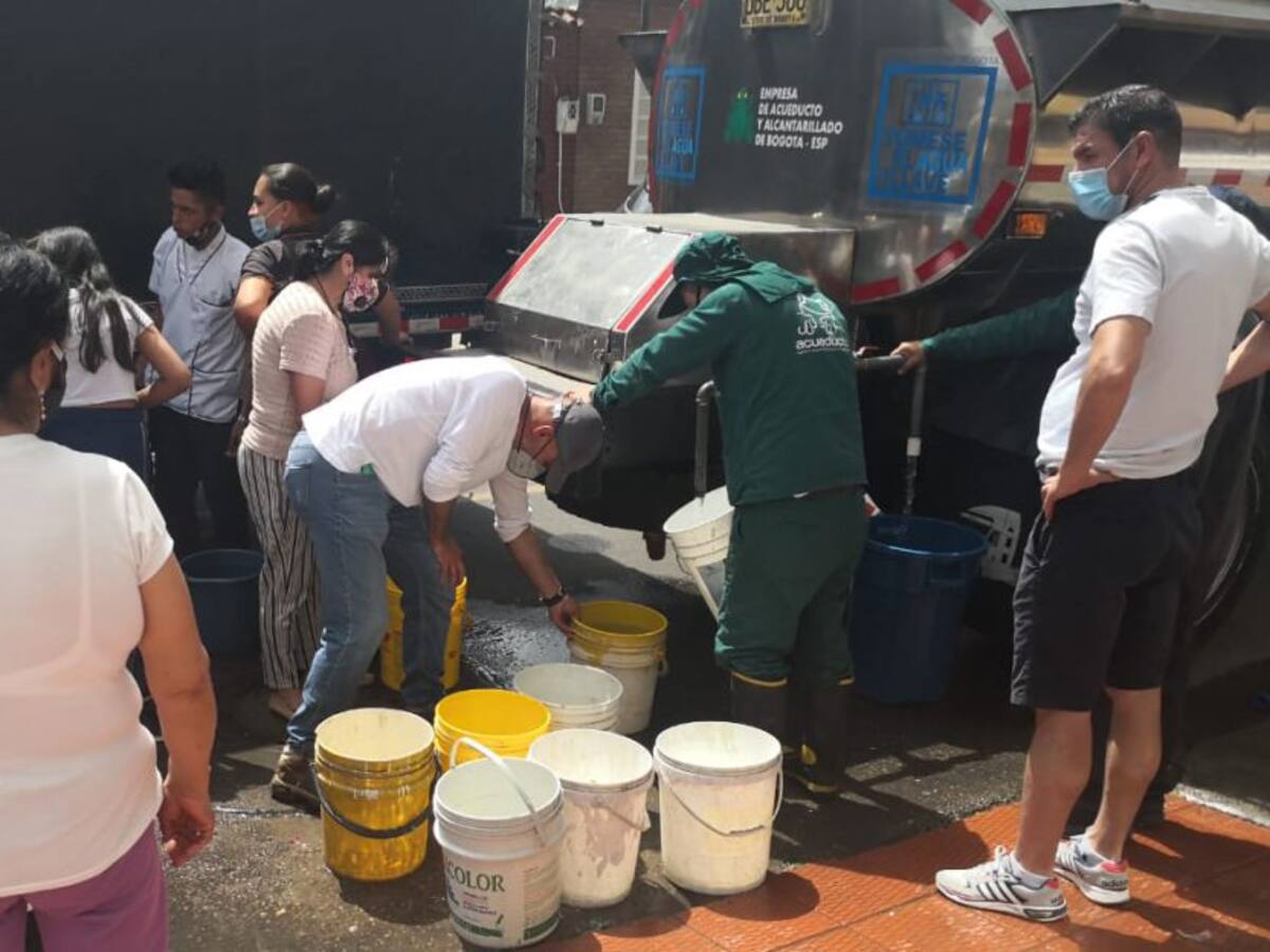 Largas filas en Kennedy para abastecerse de agua tras corte del servicio