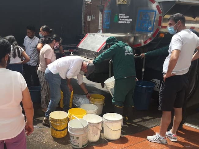 Habitantes de Kennedy se abastecen de agua.
