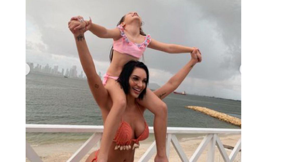 Andrea Valdiri y su hija