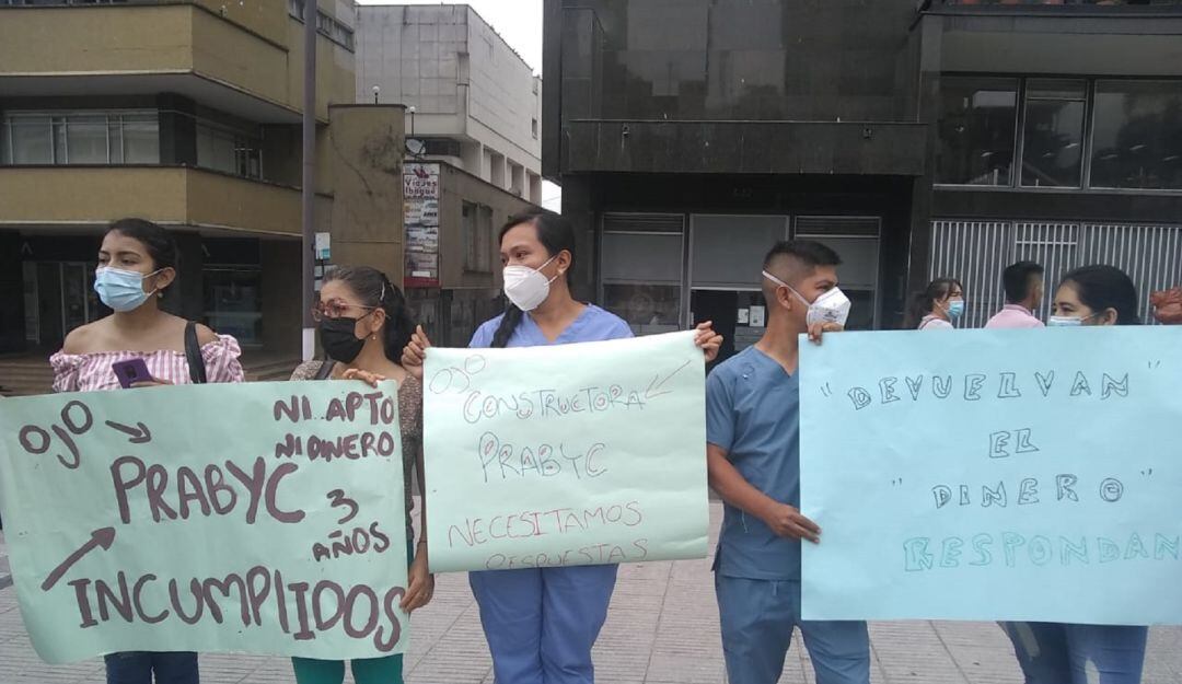 Familias reclaman sus viviendas o dinero