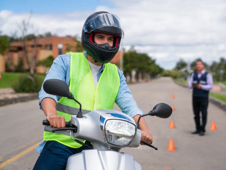 Licencia de conducción moto / Getty Images