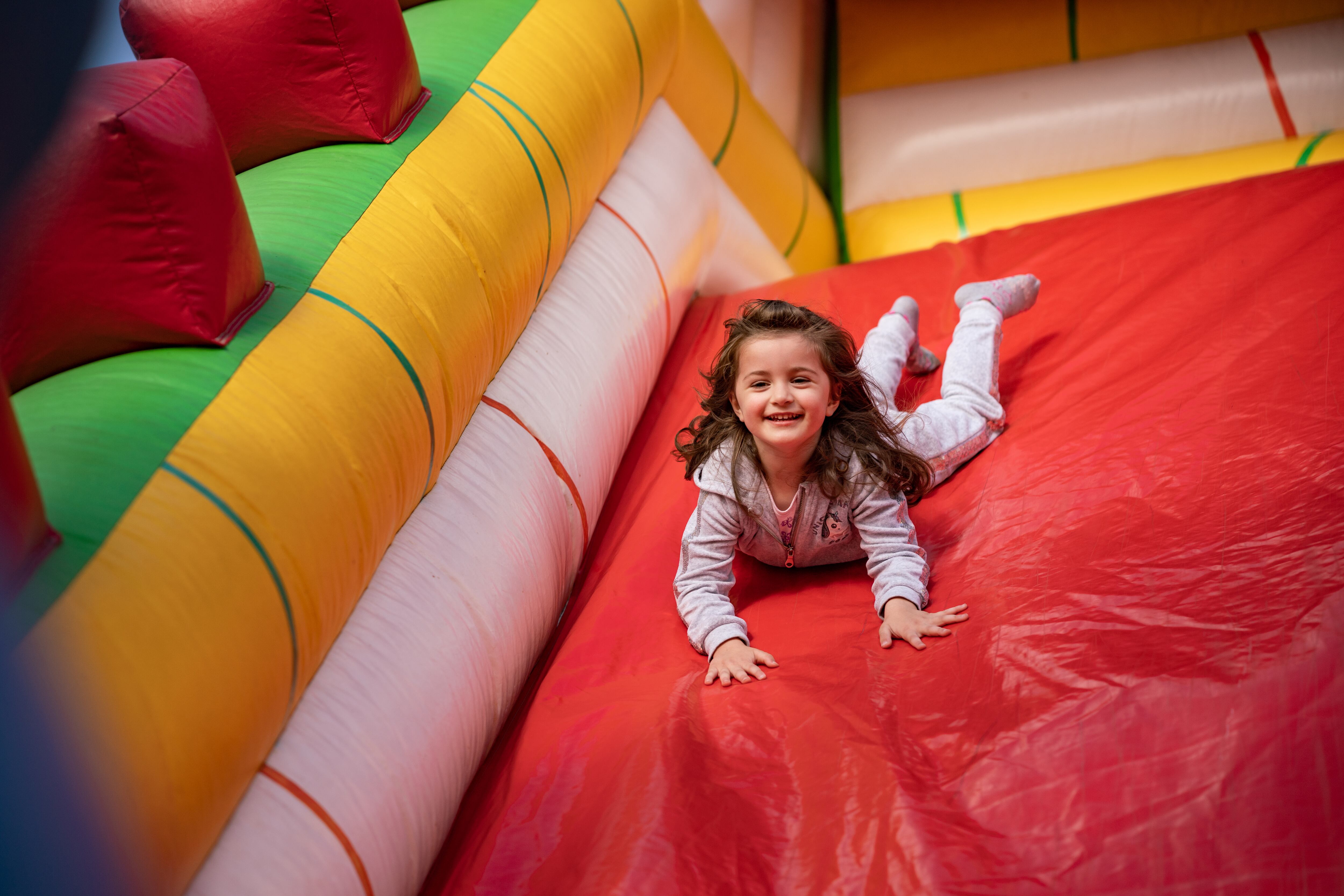Niña en un parque inflable (Foto: Getty Images)