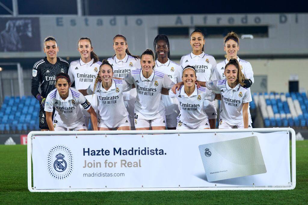 Jugadoras del Real Madrid antes de disputar un partido contra el Atlético de Madrid (Photo by Diego Souto/Quality Sport Images/Getty Images)
