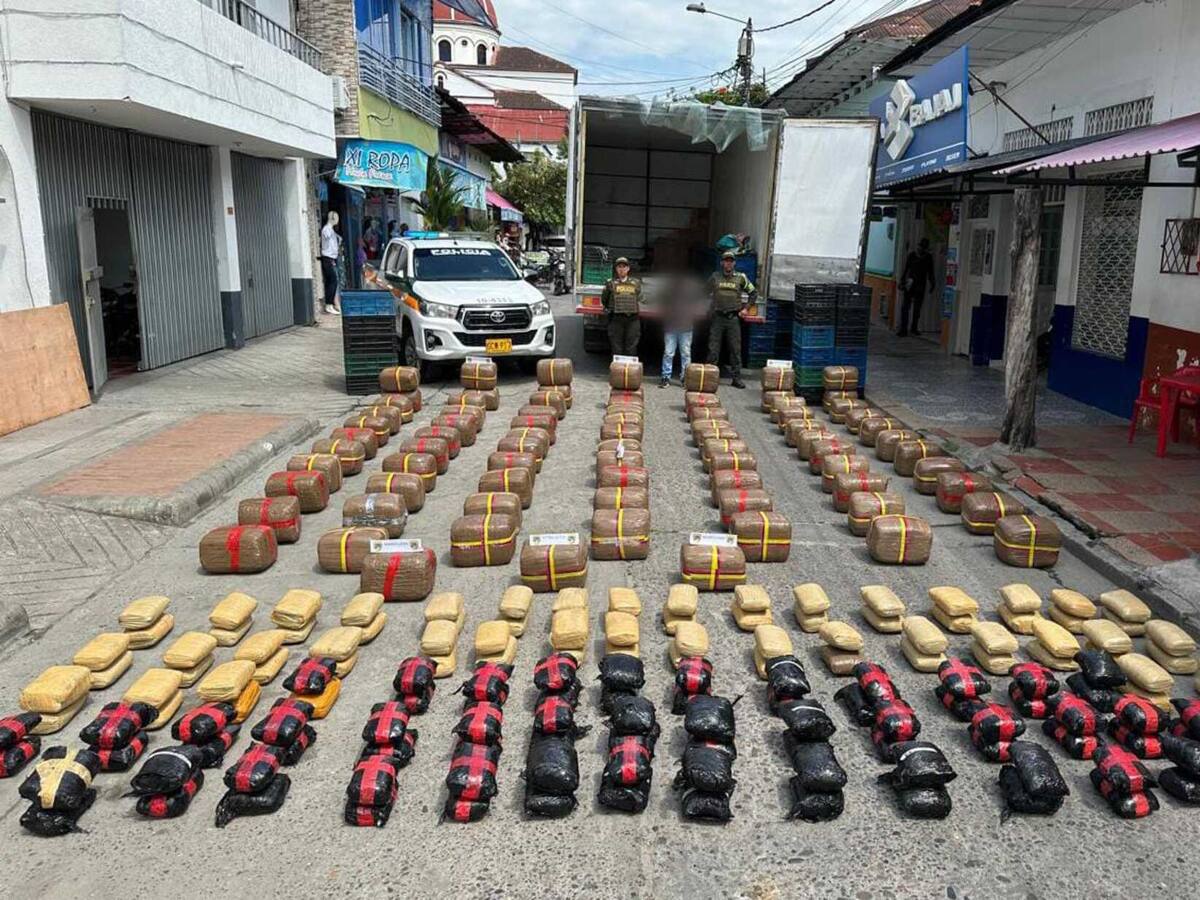 Policía halló 800 kilos de marihuana dentro de un vehículo tipo turbo en Guamo, Tolima