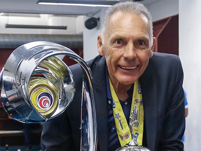 Miguel Ángel Russo con los dos trofeos que ganó como director técnico de Millonarios / Twitter: @MillosFCOficial.