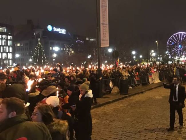 Masiva asistencia a marcha de antorchas en Noruega exigiendo paz en Colombia
