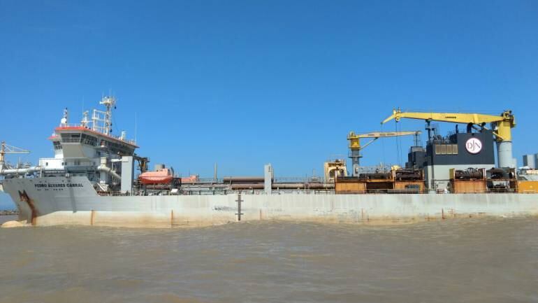 Draga que adelanta trabajos en el puerto de Barranquilla. 