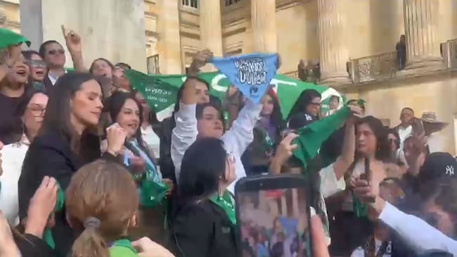 Grupo de manifestantes se enfrentó a la representante Carol Borda, de Salvación Nacional, quien llegó al evento a rechazar el derecho al aborto. Foto: Captura de pantalla
