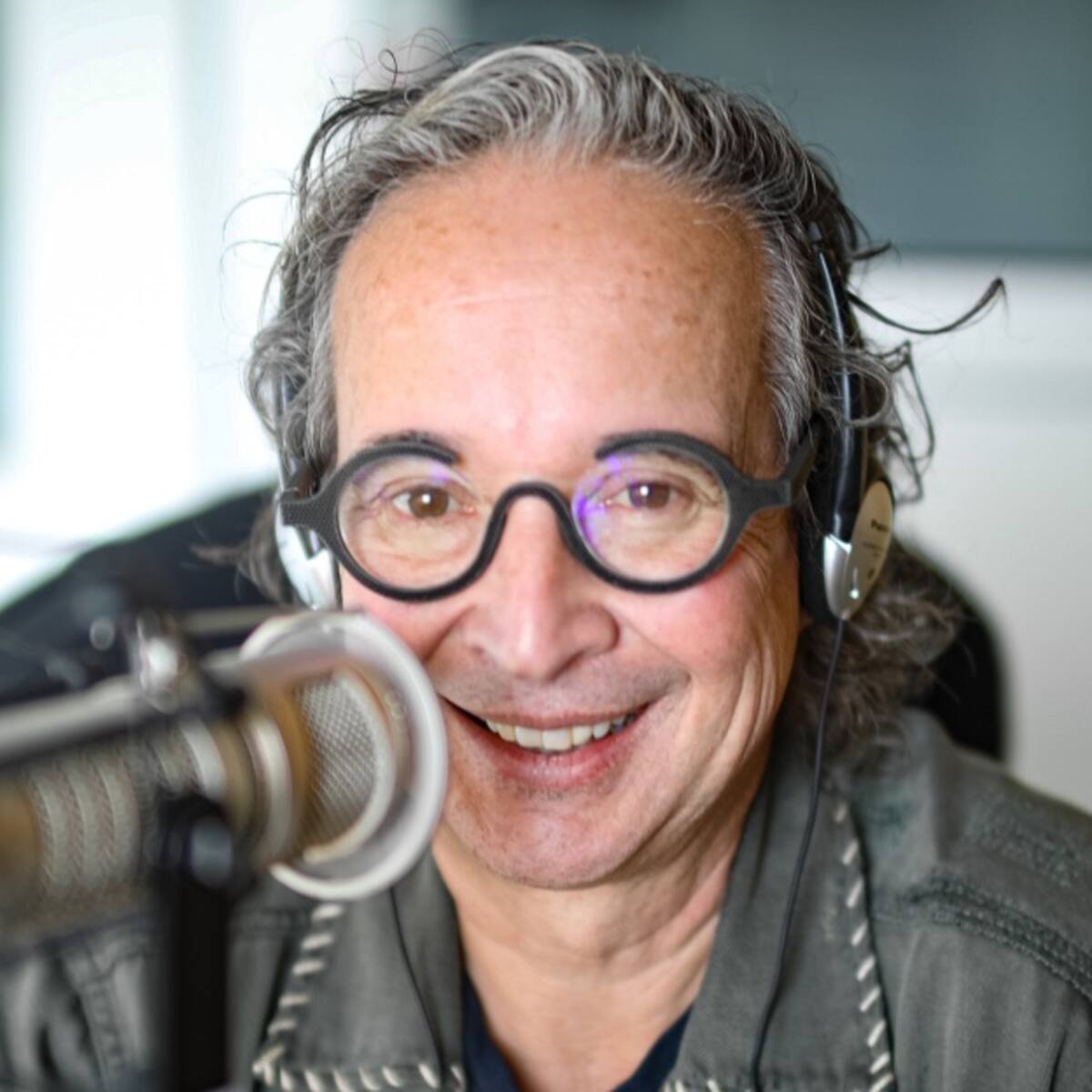 Miguel de Narváez revive la historia sonora de Caracol Radio con una sinfónica en Budapest
