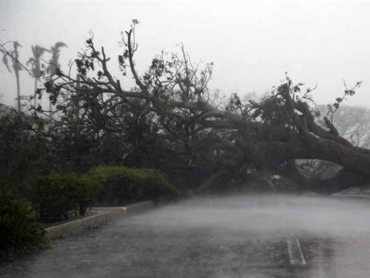 Fuertes tornados e inundaciones en aeropuertos del sur de Florida