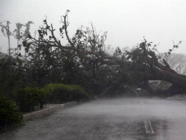 Fuertes tornados e inundaciones en aeropuertos del sur de Florida