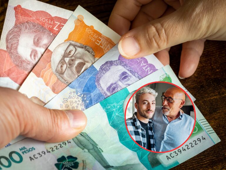 Persona entregando dinero colombiano y al lado un hombre al lado de un joven (Fotos vía Getty Images)