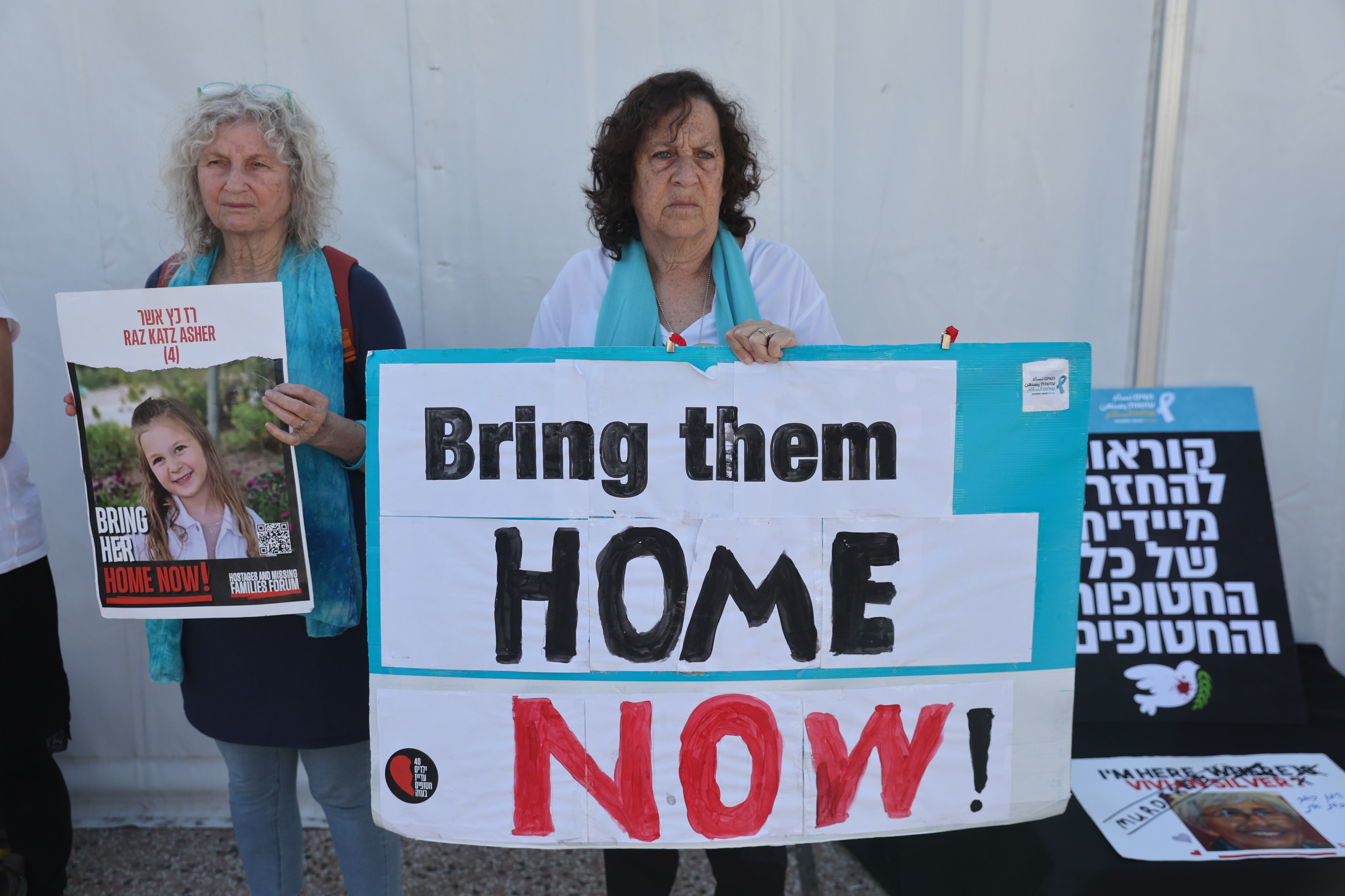 Tel Aviv (Israel), 24/11/2023.- People calling for the release of Israeli hostages being held by Hamas in Gaza, on display in Tel Aviv, Israel, 24 November 2023. Israel and Hamas agreed to a 4-day ceasefire agreement, mediated by Qatar, the US, and Egypt, that came into effect at 05:00 AM GMT on 24 November, with 50 Israeli hostages, women and children, to be released by Hamas. 150 Palestinian women and children that were detained in Israeli prisons are to be released in exchange. More than 14.000 Palestinians and at least 1,200 Israelis have been killed, according to the Gaza Government media office and the Israel Defense Forces (IDF), since Hamas militants launched an attack against Israel from the Gaza Strip on 07 October, and the Israeli operations in Gaza and the West Bank which followed it. (Egipto, Catar) EFE/EPA/ABIR SULTAN EPA-EFE/ABIR SULTAN EPA-EFE/ABIR SULTAN