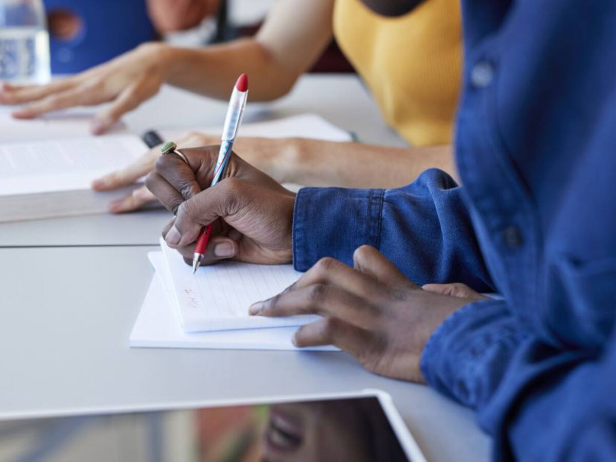 Declaran ilegal suspensión de acceso a servicios de educación para adultos