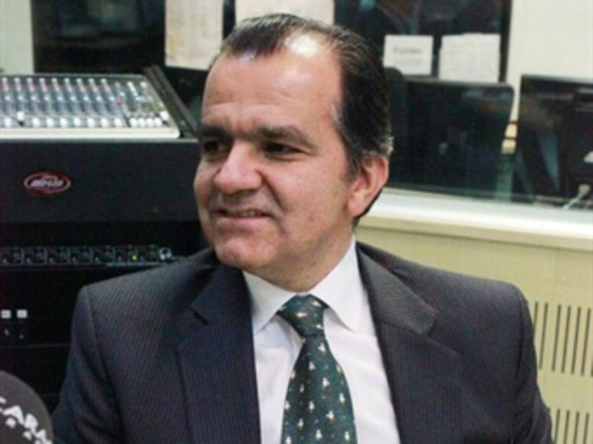 Zuluaga le pide a Vargas Lleras romper silencio frente al tema de la paz