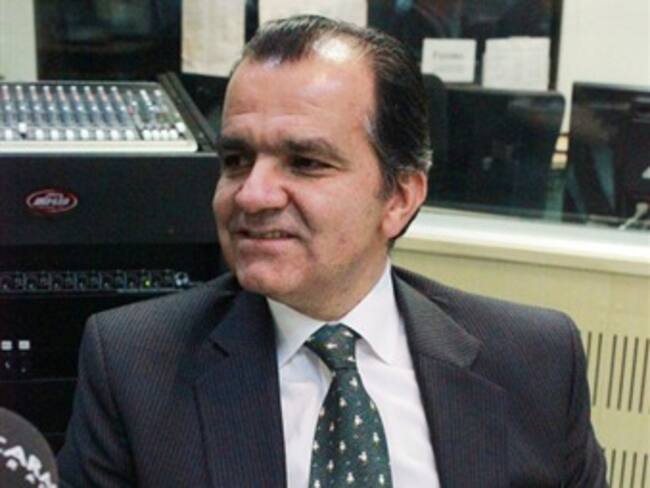 Zuluaga le pide a Vargas Lleras romper silencio frente al tema de la paz