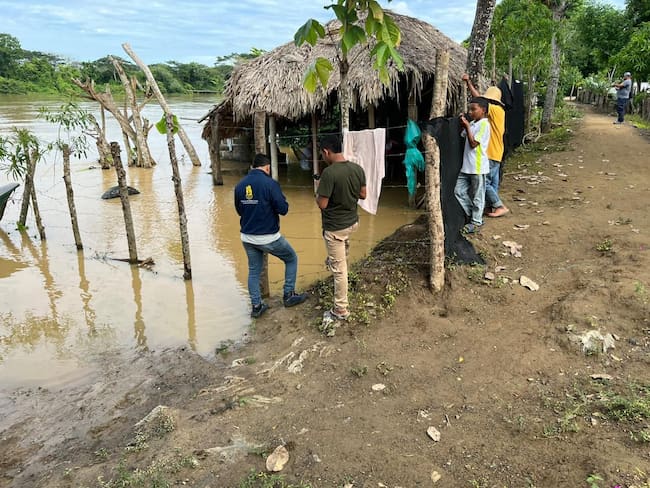 Las autoridades monitorean los puntos críticos en el río Sinú.