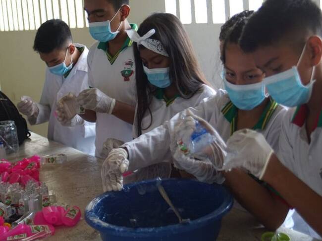 En Sincelejo, estudiantes crean antibacterial para protegerse del Covid-19
