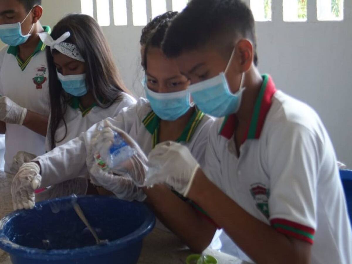 En Sincelejo, estudiantes crean antibacterial para protegerse del Covid-19
