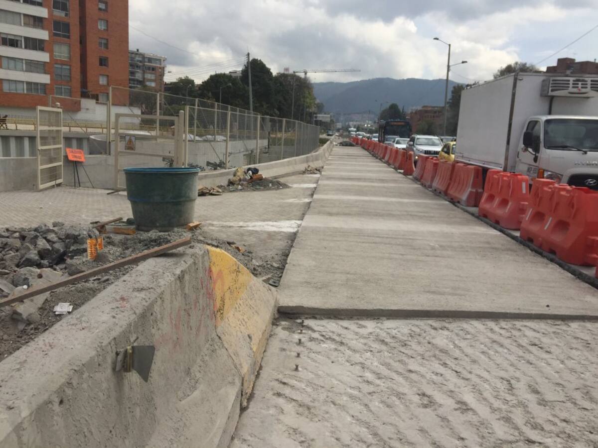 En la avenida NQS se presentaron desde marzo unas ondulaciones en el pavimento y nosotros con el contratista hicimos una reunión técnica y dijimos que en tres meses quedaba superado el asentamiento, peor no fue así y hoy le decimos al contratista que tiene que reconstruir ese tramo”.