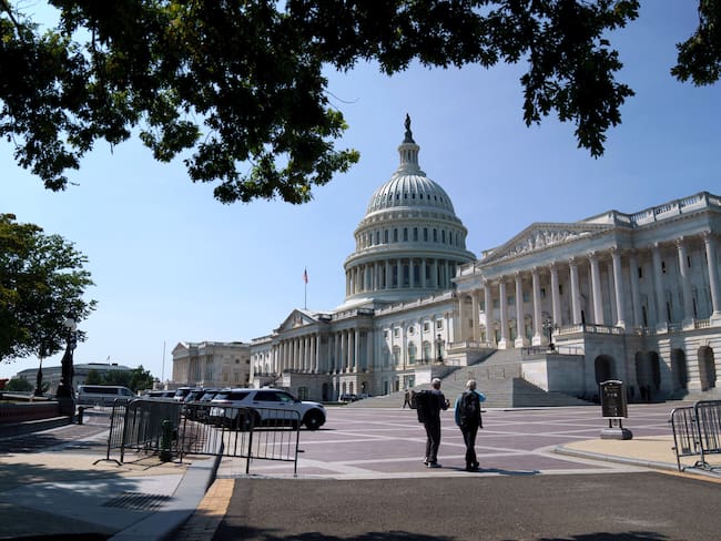 USA8400. WASHINGTON (DC, EEUU), 29/10/2024.- Fotografía de archivo del 9 de septiembre de 2024 de personas caminando frente al Capitolio, sede del Congreso estadounidense, en Washington (Estados Unidos). El 5 de noviembre Estados Unidos no elige solamente a su futuro presidente: está en juego la Cámara de Representantes y un tercio del Senado, algo de cuyo resultado dependerá que el nuevo inquilino en la Casa Blanca, ya sea la demócrata Kamala Harris o el republicano Donald Trump, tenga un poder sin obstáculos o vea frenadas sus iniciativas. EFE/ Will Oliver ARCHIVO