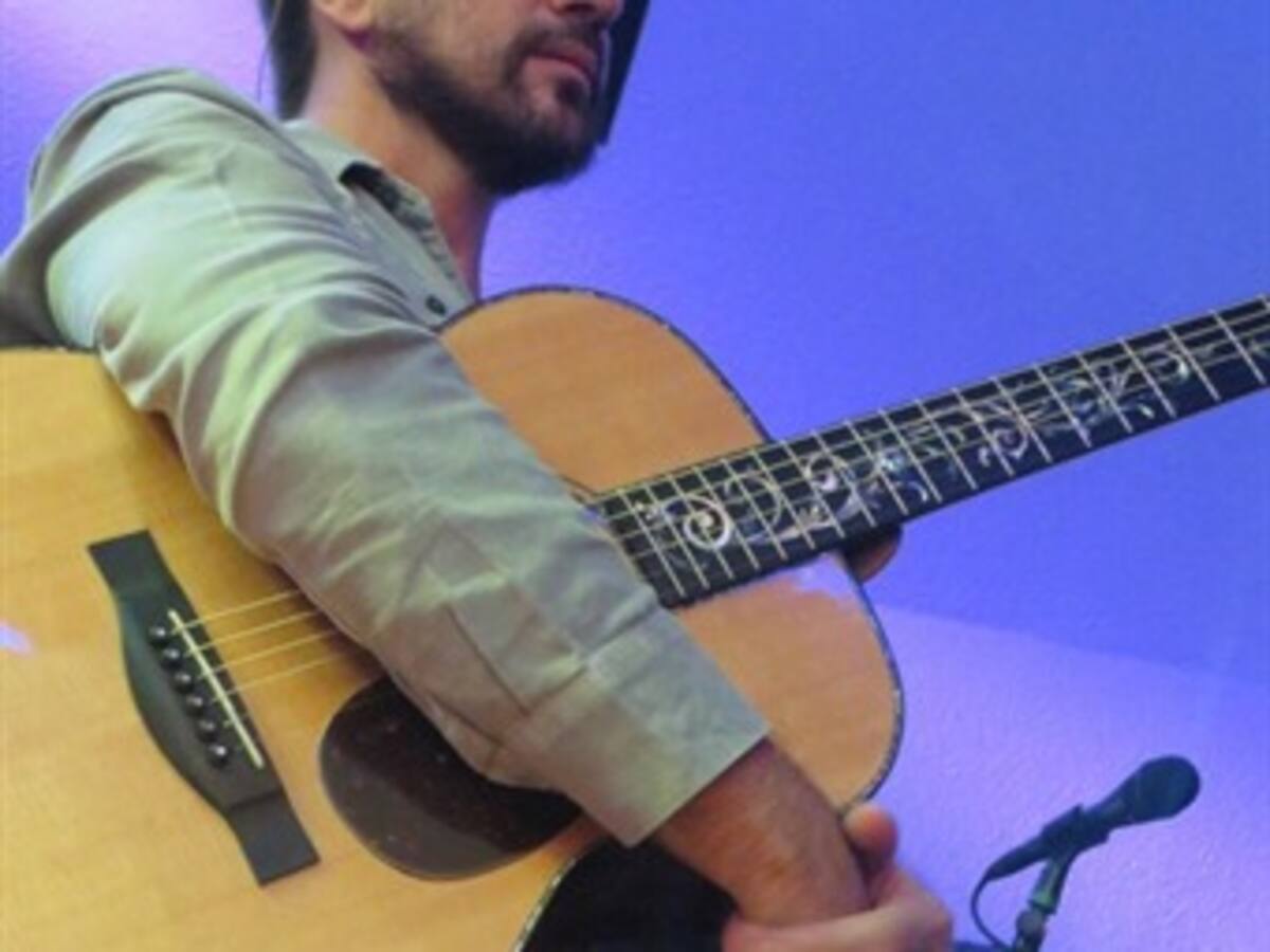 Juanes presenta su nuevo disco "Loco de amor" en Caracol Radio, parte 2