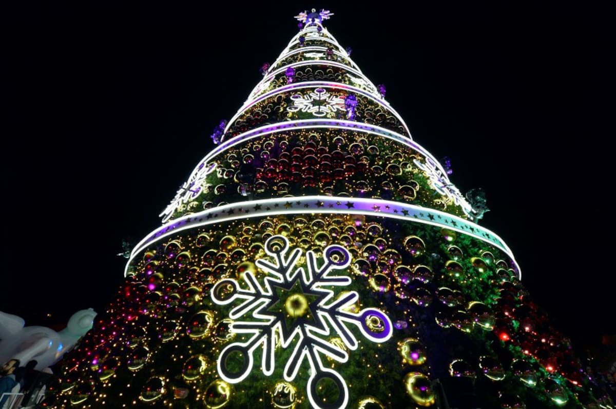 Vista de un árbol de Navidad que decora el centro de Beirut (Líbano)