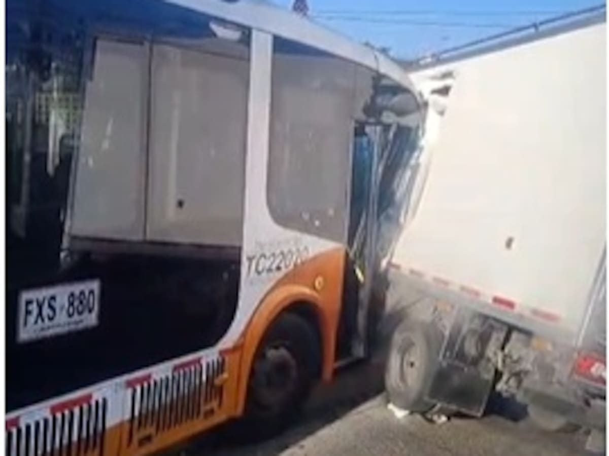 Grave choque entre bus de Transcaribe y furgón en Chambacú deja varias personas heridas