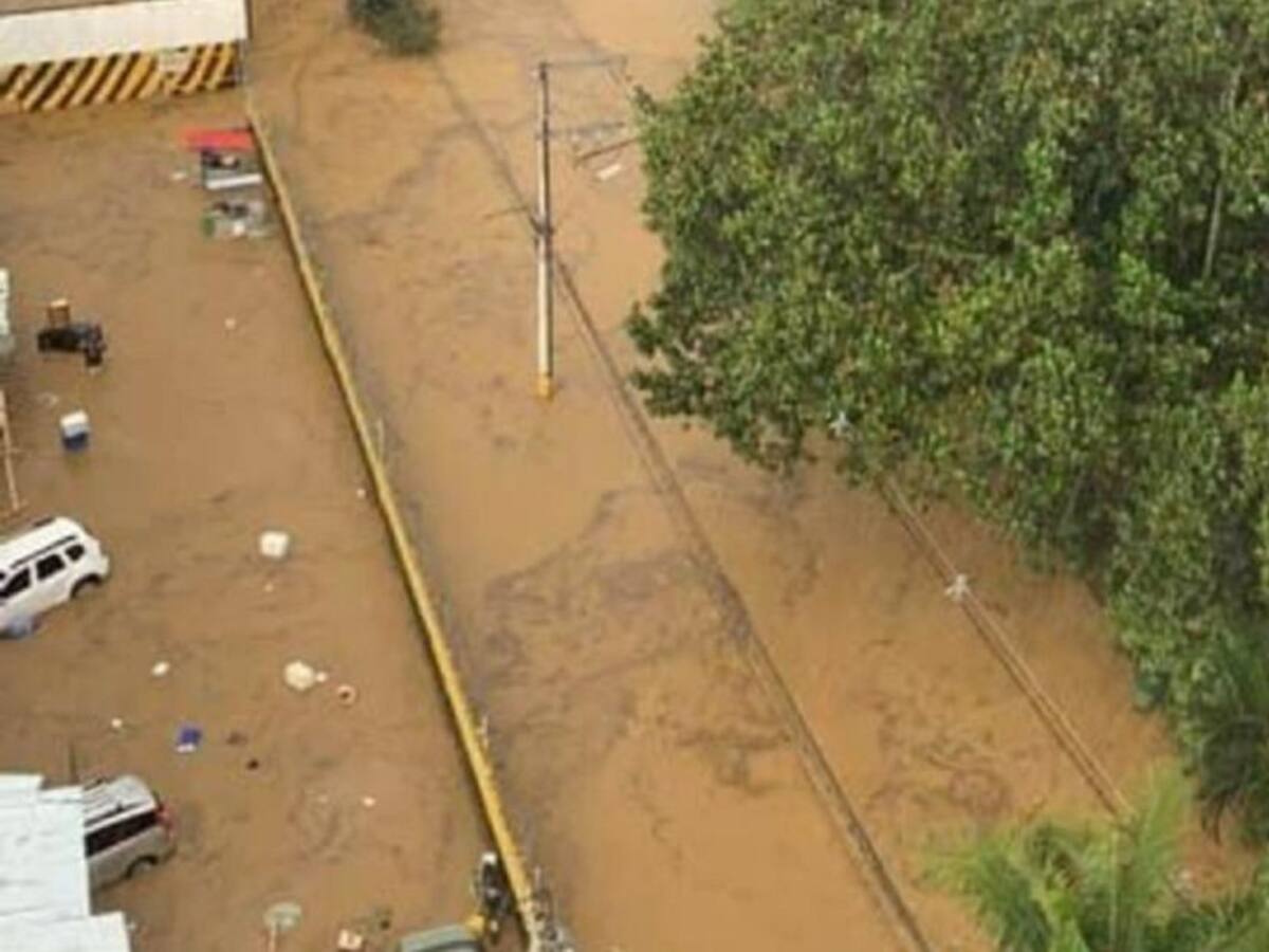 Vías inundadas y una quebrada desbordada por lluvias en Medellín