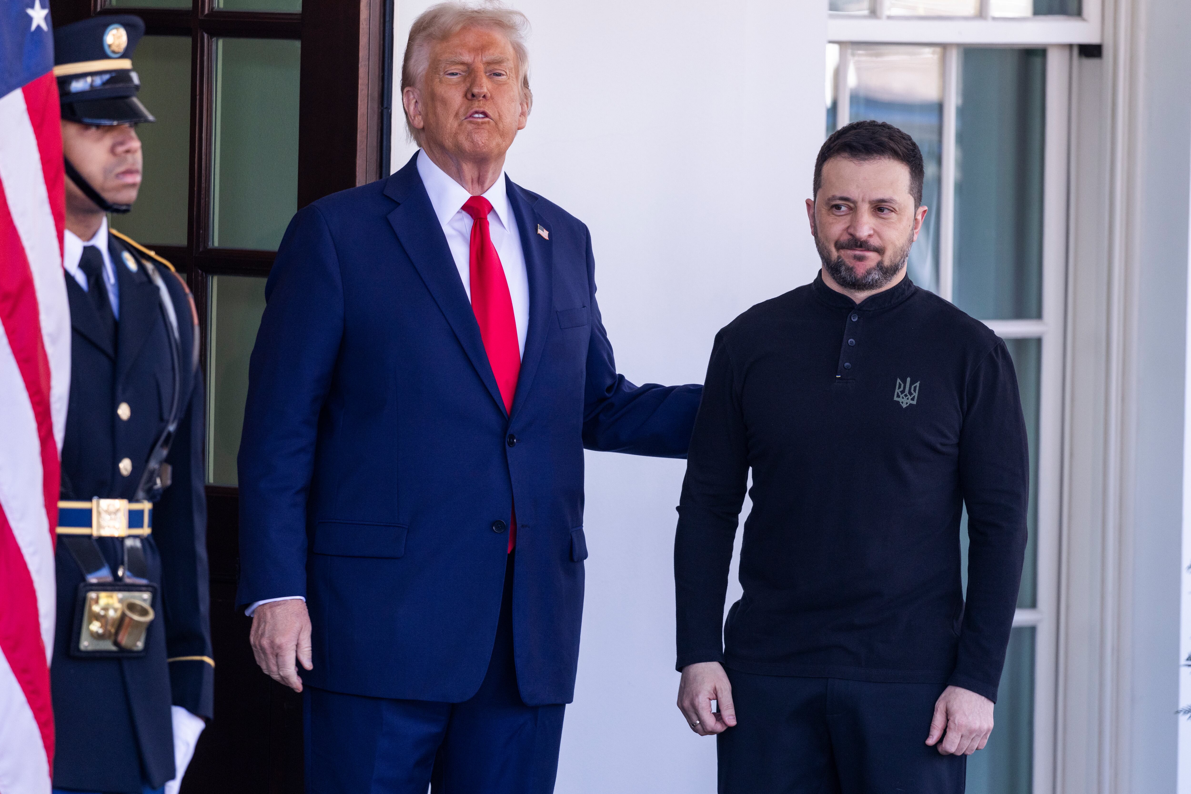 WASHINGTON (United States), 28/02/2025.- US President Donald Trump (L) greets Ukrainian President Volodymyr Zelensky (R) outside the West Wing of the White House in Washington, DC, USA, 28 February 2025. Zelensky is in Washington to sign the framework of a deal, pushed by President Trump, to share Ukrainess mineral wealth with the US.  (Ucrania) EFE/EPA/SHAWN THEW