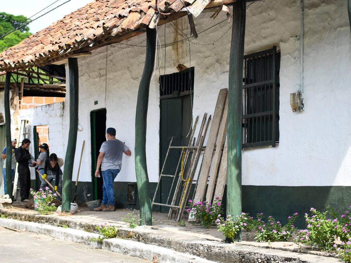 Voluntarios restauran fachadas en Ambalema, Tolima