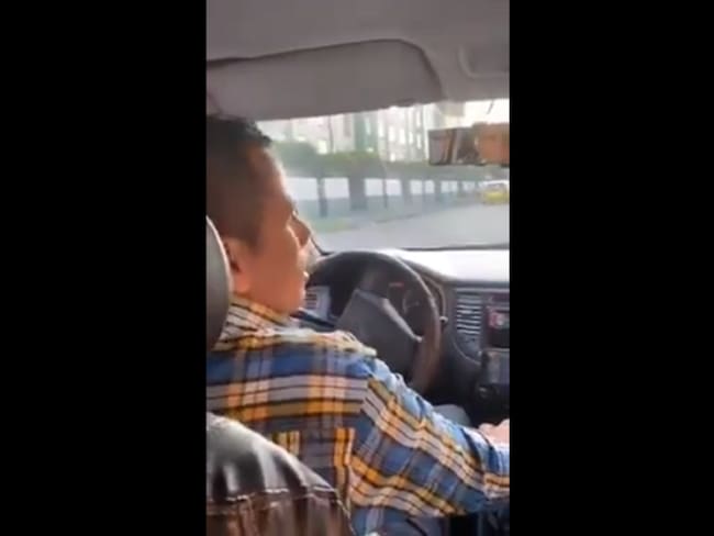 Taxista se burla de pasajera y le dice que se vaya en Uber