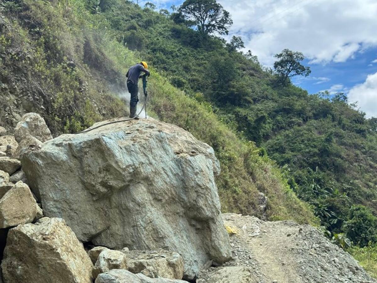 Iniciaron las perforaciones en las rocas que afectan la movilidad en Génova, Quindío