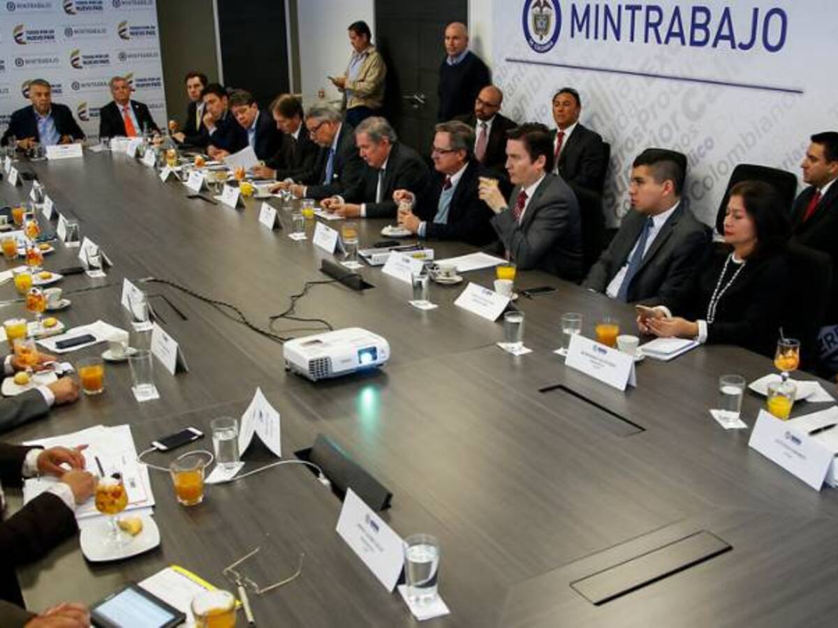 Salario mínimo en Colombia sube 7 %. Subsidio de transporte, 5%