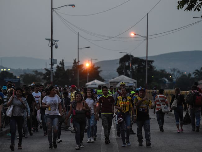 Venezuelans cross the Simon Bolivar International Bridge from Cucuta, Colombia, to San Antonio del Tachira, Venezuela, on February 22, 2019. (Photo by FEDERICO PARRA / AFP)        (Photo credit should read FEDERICO PARRA/AFP via Getty Images)