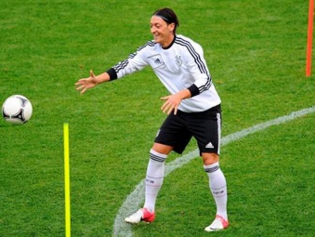 Löw cree que Özil podría mejorar su remate a puerta